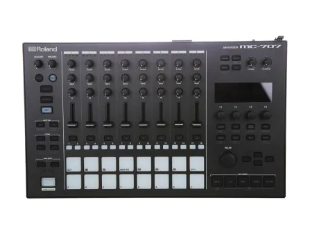 Roland MC-707 Groovebox