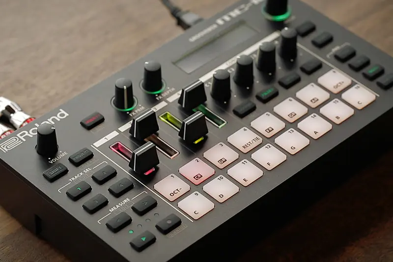 Roland MC-101 Goovebox at a Glance